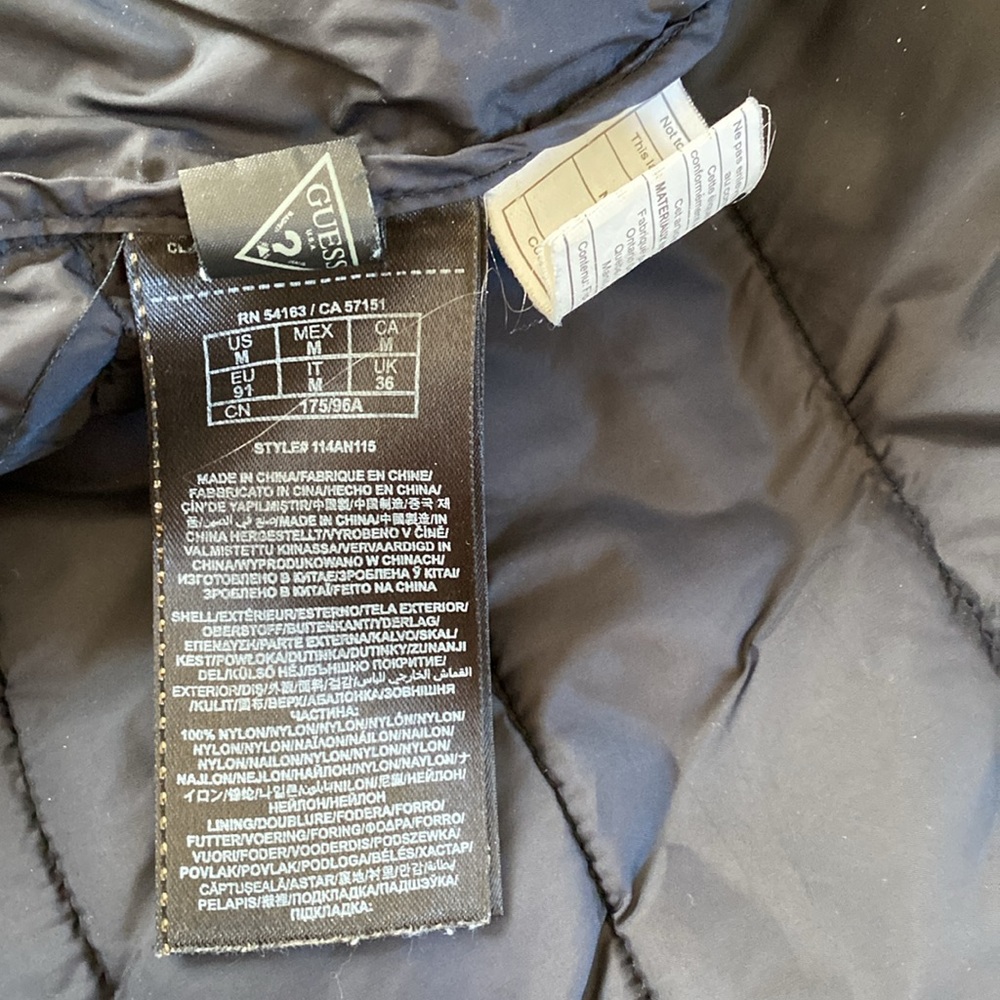 EUC Guess sz M lightweight puffer jacket, packable in black, zip front, 2 pocket - Picture 3 of 4
